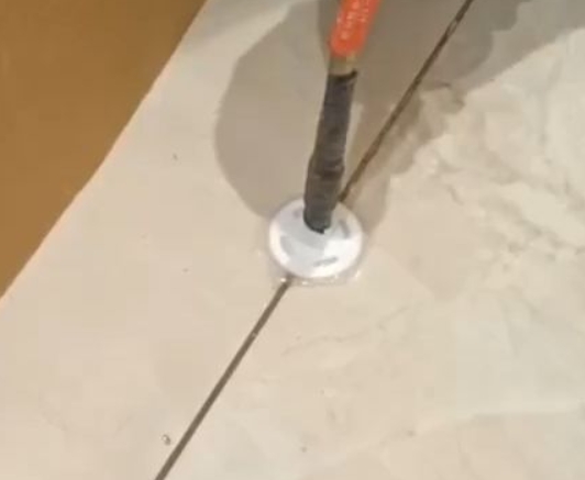 锡林郭勒盟瓷砖空鼓维修公司专业解答瓷砖在铺贴过程中，如果没有涂抹均匀到位的粘结材料（如水泥砂浆或瓷砖胶），可能会导致以下问题